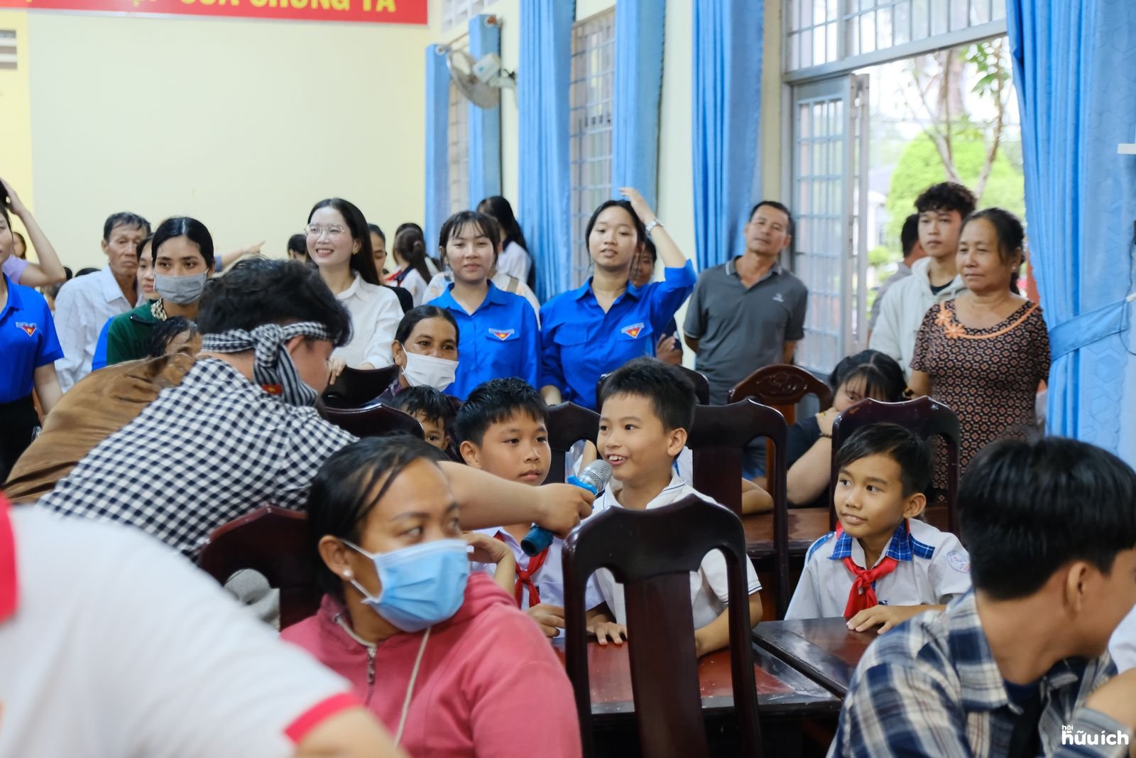 Trao quà Trung thu cho các em nhỏ